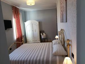 A bed or beds in a room at B&B VILLA PREZIOSA LAGO MAGGIORE