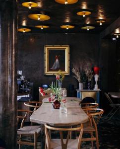 comedor con mesa de madera y sillas en Hôtel La Nouvelle République & Hammam en París
