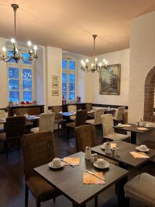 un restaurant avec des tables et des chaises ainsi qu'une salle à manger dans l'établissement Vier Jahreszeiten, à Heidelberg