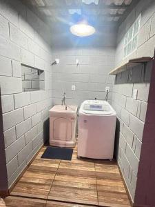 ein kleines Bad mit WC und Waschbecken in der Unterkunft Residência Gramal do Campeche in Florianópolis