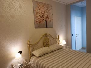 A bed or beds in a room at B&B VILLA PREZIOSA LAGO MAGGIORE