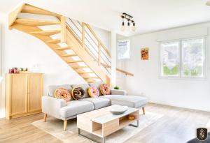 - un salon avec un canapé et des escaliers dans l'établissement La Casa Via — Family house for 6 people, à Cambes-en-Plaine