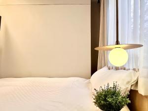 מיטה או מיטות בחדר ב-东京上野超级中心 设计师房间Ybob 上野公园3分钟 车站1分钟 超级繁华 免费wifi 戴森吹风