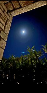 widok na nocne niebo z kamiennego budynku w obiekcie Tonea's Houses w mieście Himara