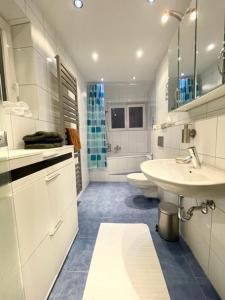 斯圖加特的住宿－Zimtstern-West，白色的浴室设有水槽和卫生间。