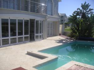 una piscina frente a una casa en Waterside Living MM1404, en Jeffreys Bay
