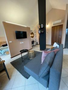 Lacchiarella的住宿－appartamento vistaverde，客厅配有蓝色的沙发和电视
