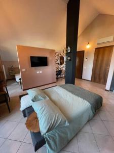 Lacchiarella的住宿－appartamento vistaverde，配有电视的客房内的一张大床
