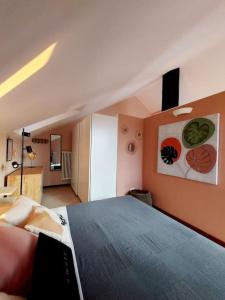 1 dormitorio con 1 cama grande en una habitación en appartamento vistaverde, en Lacchiarella
