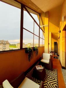 Lacchiarella的住宿－appartamento vistaverde，建筑中带大窗户的房间