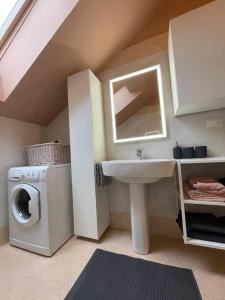 Lacchiarella的住宿－appartamento vistaverde，一间带水槽和洗衣机的浴室