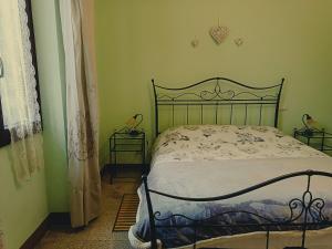 - une chambre avec un lit dans une pièce verte dans l'établissement Terme e relax nella campagna viterbese, à Viterbe