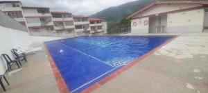 a swimming pool on the roof of a building at Apartamento ideal para descansar in San Gil