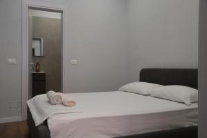 um quarto com uma cama com duas toalhas em Be Solei Studio Apartments Sol 1 em Tirana