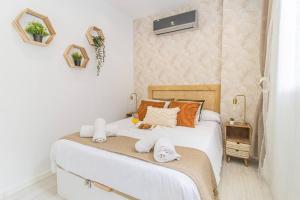um quarto com uma cama com toalhas em Luxury Duplex Plaza del Pilar em Zaragoza