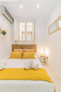 sypialnia z dużym łóżkiem i żółtym kocem w obiekcie Luxury Duplex Plaza del Pilar w Saragossie