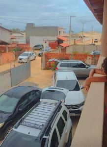 a group of cars parked in a parking lot at Dunas Mar em Guajiru in Trairi