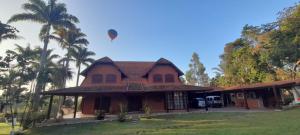 een heteluchtballon die over een huis vliegt bij Terra Rica Summer House in São Pedro
