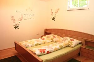 Ein Bett oder Betten in einem Zimmer der Unterkunft Ferienwohnung Bogner