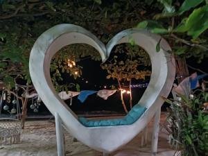 una silla en forma de corazón en Sichon Lalla Beach สิชล ลัลลา บีช en Sichon