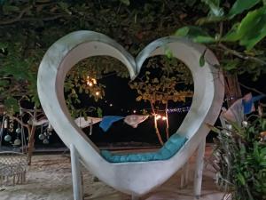 Bazén v ubytování Sichon Lalla Beach สิชล ลัลลา บีช nebo v jeho okolí