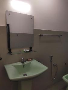 y baño con lavabo y espejo. en Habour view en Galle