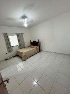- une chambre avec un lit et du carrelage dans l'établissement Beach House Guriri - Casa de temporada, à São Mateus
