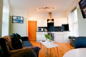 Eldhús eða eldhúskrókur á Simple 2 Bed in Central Dewsbury - Sleep 4