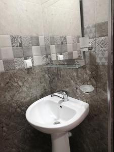 W łazience znajduje się biała umywalka i lustro. w obiekcie FRESH Hotel Kobuleti w Kobuleti