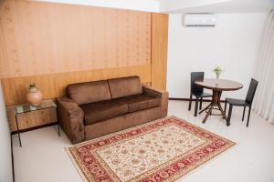 sala de estar con sofá y mesa en Garbos Trade Hotel en Mossoró