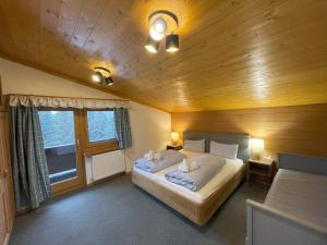 a bedroom with a large bed in a wooden ceiling at Buena Vista Mountain Lodge in Mittersill