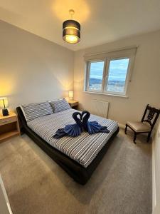 Un dormitorio con una cama con una toalla azul. en Faillie en Inverness