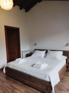 1 dormitorio con 1 cama grande con sábanas blancas en Casa África, en Vibaño