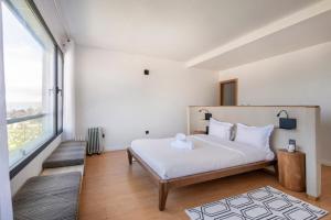 - une chambre avec un lit et une grande fenêtre dans l'établissement Maison Perle de Marshan, à Tanger
