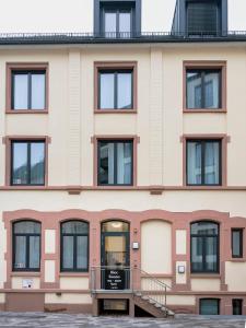 un edificio de apartamentos con un cartel delante en numa I Bloc Rooms & Apartments, en Frankfurt