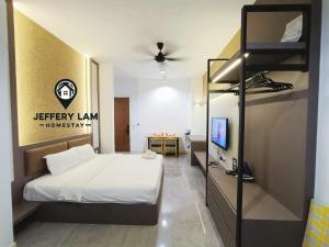 - une chambre avec un lit et une télévision dans l'établissement Imperio Residence Melaka by Jeffery Lam Home Management, à Malacca