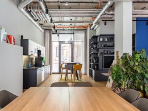 numa I Bloc Rooms & Apartments في فرانكفورت ماين: مطبخ وغرفة طعام مع طاولة وكراسي
