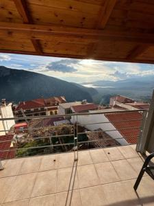Vista generica sulle montagne o vista sulle montagne dall'interno dell'hotel
