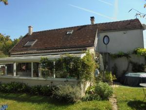 una pequeña casa blanca con techo en MAISON PROCHE GARE TGV CHESSY ET VAIRES SUR MARNE, en Crèvecoeur-en Brie