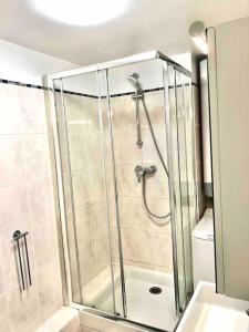 eine Dusche mit Glastür im Bad in der Unterkunft Flat in Choisy Le Roy, 6 min from Paris in Choisy-le-Roi