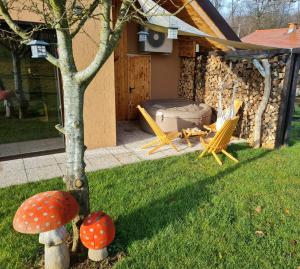 - un jardin avec des champignons à côté d'une cabine dans l'établissement Gozdarjeva hiška M&K, à Dobrovnik
