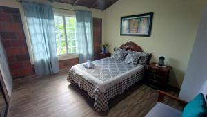 a bedroom with a bed and a window at Hospedaje casa campestre in Roldanillo +36 photos