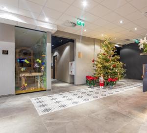 a christmas tree in the middle of a lobby at Apartamenty Villi 6 w Szklarskiej Porębie in Szklarska Poręba