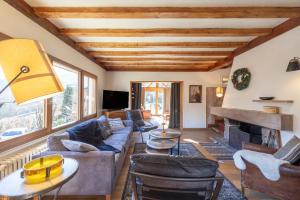 a living room with a couch and a fireplace at Le Solli in Saint-Gervais-les-Bains