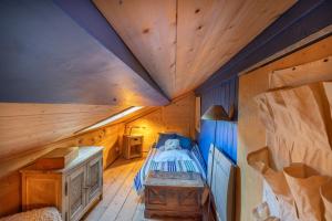 a bedroom with a bed in a wooden cabin at Le Solli in Saint-Gervais-les-Bains
