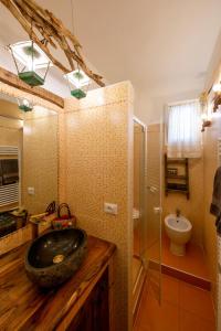 Phòng tắm tại La Serra Sognante Guest house con giardino