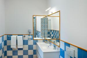 Koupelna v ubytování Suites in the Amalfi Coast - GuestHouse with Terrace near Amalfi - Breathtaking View of Ravello