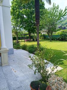 A garden outside B&B VILLA PREZIOSA LAGO MAGGIORE