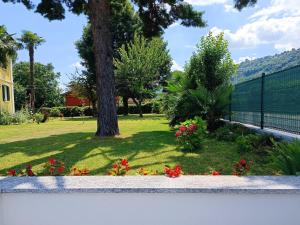 A garden outside B&B VILLA PREZIOSA LAGO MAGGIORE