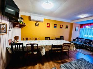 a dining room with a table and chairs at Kulli Pesa in Puka